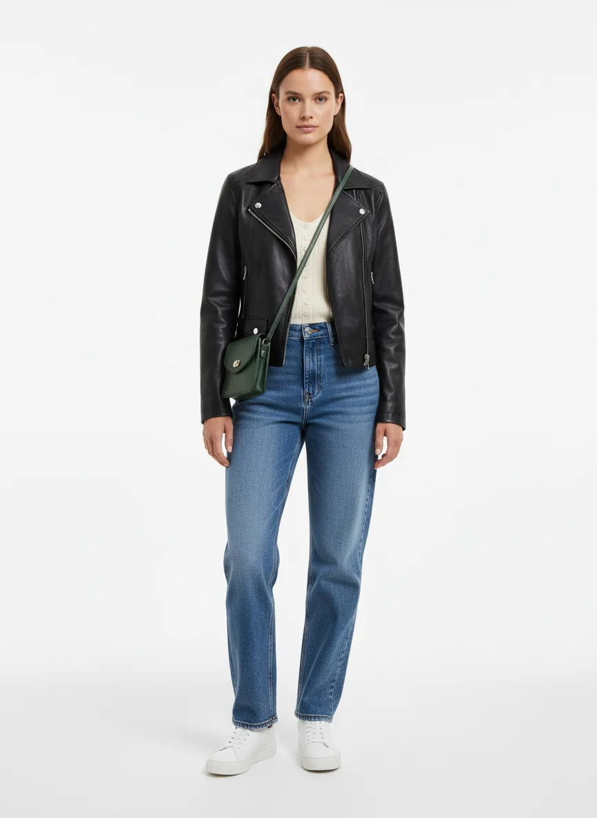 Cinema Outfit Idea: Woman schwarze Lederjacke